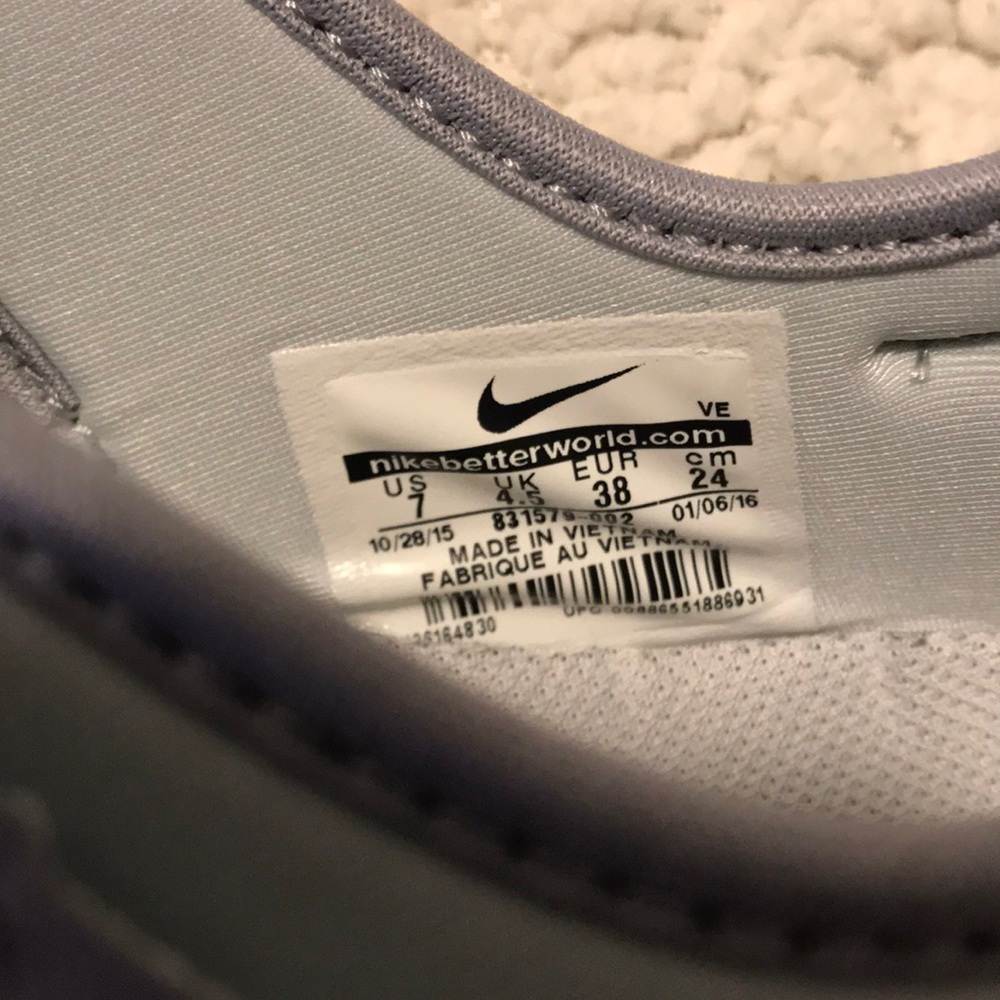 Womans Nike Shoes - Picture 4 of 5